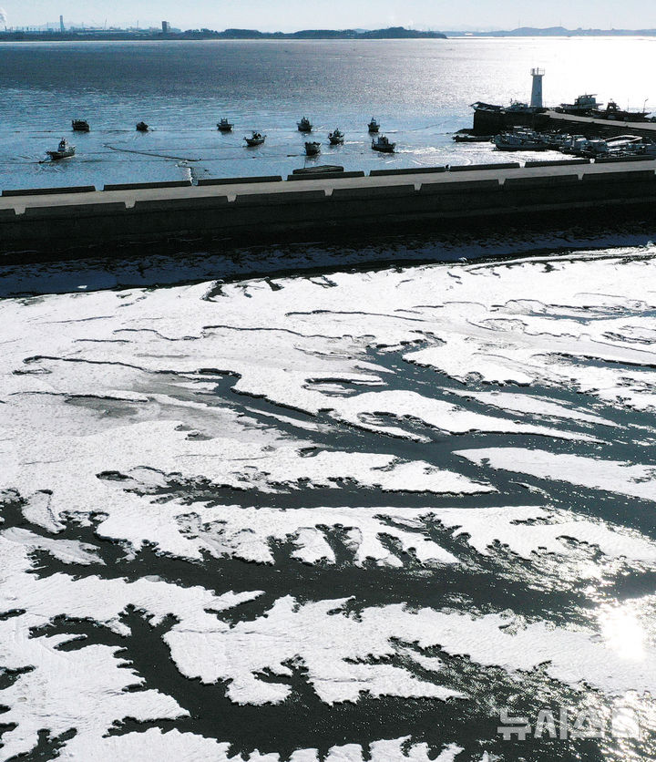 [화성=뉴시스] 김종택 기자 = 강추위가 찾아온 8일 경기 화성시 서신면 매향리 포구 갯벌이 꽁꽁 얼어있다.2026.01.08.