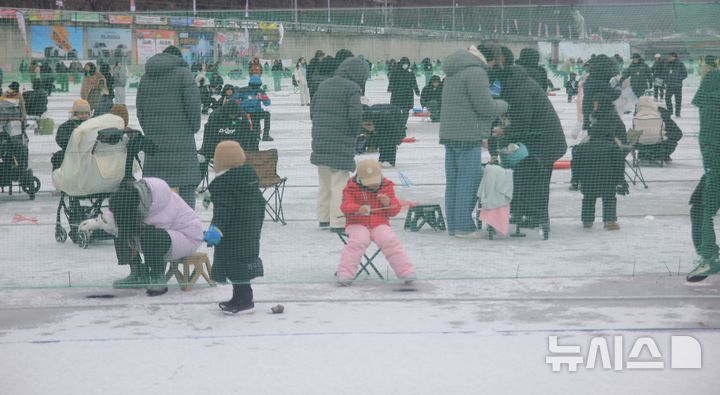 [화천=뉴시스]서백 기자=주말을 맞은 11일 화천산천어축제장을 찾은 수많은 가족 단위 관광객들이 산천어 낚시를 즐기고 있다.2026.01.11.