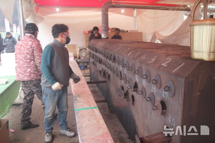 [화천=뉴시스]서백 기자=주말을 맞은 11일 화천산천어축제장을 수많은 가족 단위 관광객들이 찾은 가운데 산천어 얼음낚시터 옆에는 잡아 온 산천어를 굽는 분들의 일손도 바빠지고 있다.2026.1.11.syi23@n