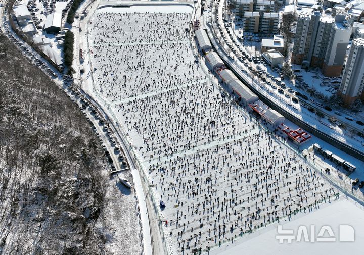[화천=뉴시스]서백 기자=11일 화천산천어축제가 열리는 산천어 얼음 낚시터에는 얼음 낚시를 즐기는 수많은 관광객들로 붐볐다.(사진=화천군 제공) 2026.01.11.
