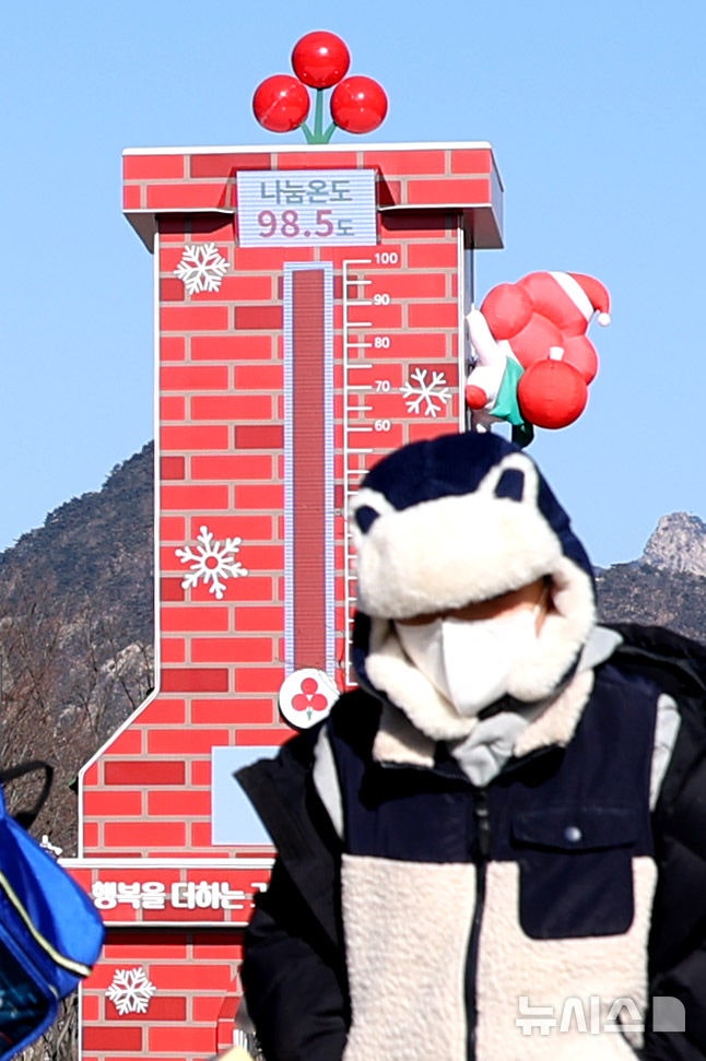 [서울=뉴시스] 추상철 기자 = 11일 오전 서울 종로구 광화문광장에 설치된 사랑의 온도탑에 '나눔온도 98.5도'라고 표시돼 있다.2026.01.11.