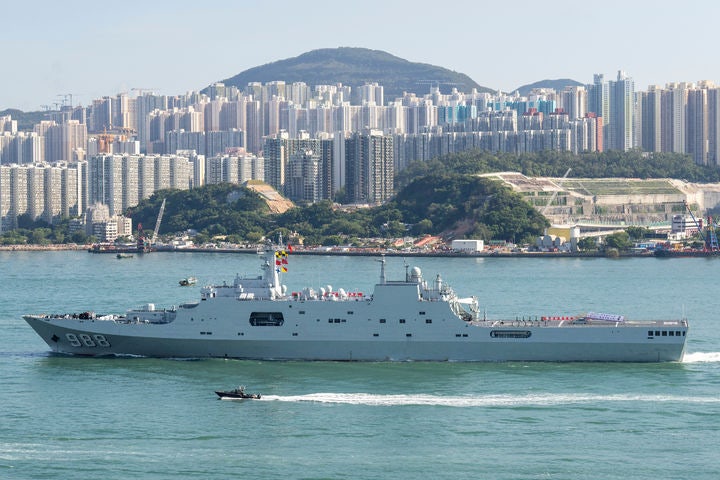 [홍콩=AP/뉴시스]지난해 7월 중국군이 민간 대형 화물선을 동원해 '대만 상륙 훈련'으로 보이는 합동 훈련을 했다고 12일 요미우리신문이 보도했다.사진은 지난해 9월 30일 중국 인민해방군의 강습상륙함 이멍산함이