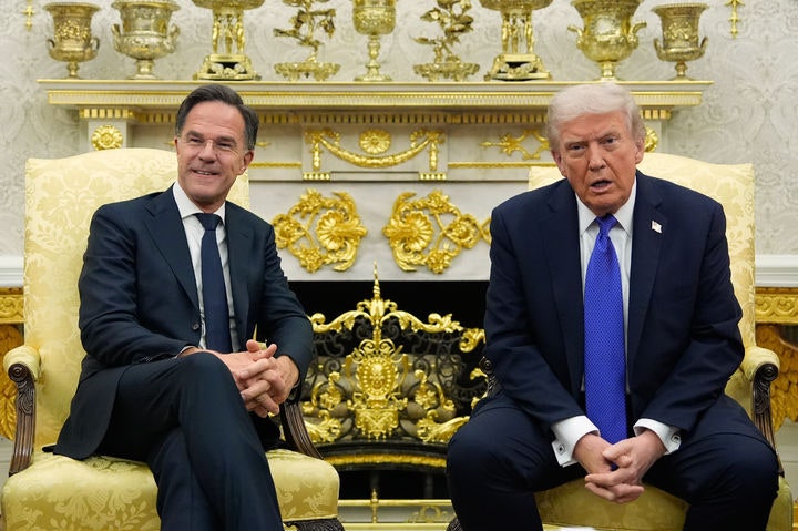 [워싱턴=AP/뉴시스] 사진은 도널드 트럼프 미국 대통령(오른쪽)이 지난해 10월 22일(현지 시간) 백악관 집무실에서 마르크 뤼터 북대서양조약기구(나토) 사무총장과 회담하는 모습.2026.01.12.