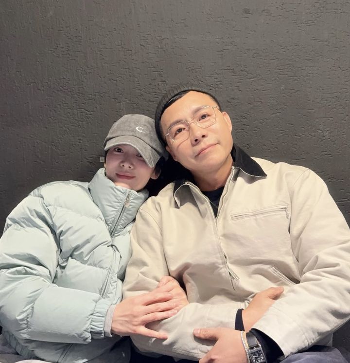 <b>송혜교</b>, <b>남사친</b>과 다정하게 <b>팔짱</b> "고마워"