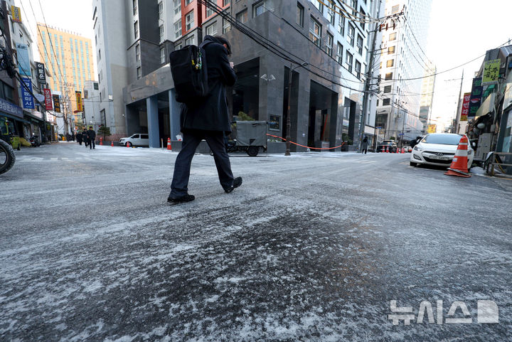 [서울=뉴시스] 김진아 기자 = 추위가 이어지고 있는 13일 서울 중구의 한 골목에서 시민들이 빙판길을 걷고 있다.2025.01.13.