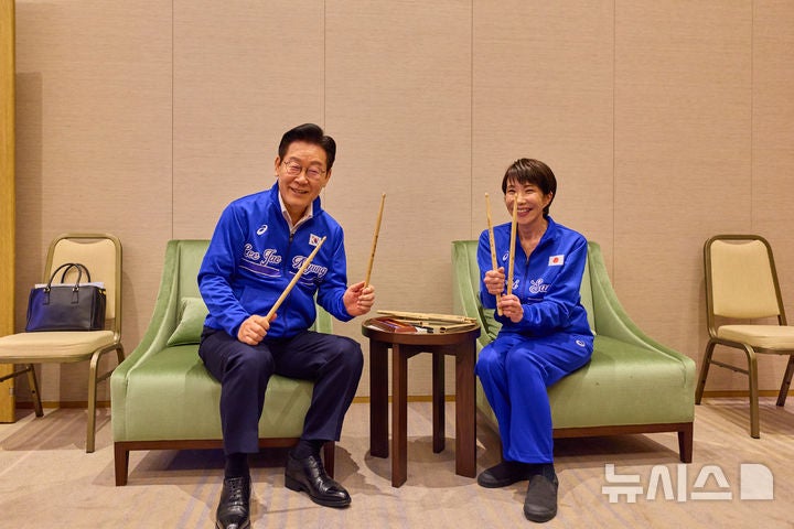 [나라=뉴시스] 고범준 기자 = 이재명 대통령이 다카이치 사나에 일본 총리와 함께 지난 13일 일본 나라현 회담장에서 일본 측이 마련한 푸른색 유니폼을 함께 착용하고 드럼 스틱을 들고 포즈를 취하고 있다.(공동취재