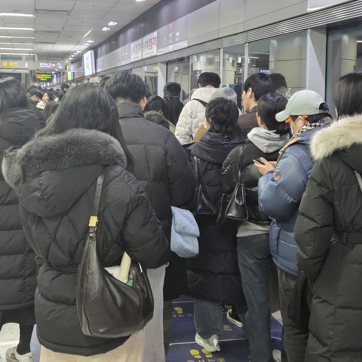 [서울=뉴시스] 이지영 기자= 14일 오후 6시께 서울 강남구 신논현역 9호선 개화 방향 플랫폼에는 퇴근길 시민 30명 이상이 줄을 서 대기 중이다.2026.01.14 *재판매 및 DB 금지