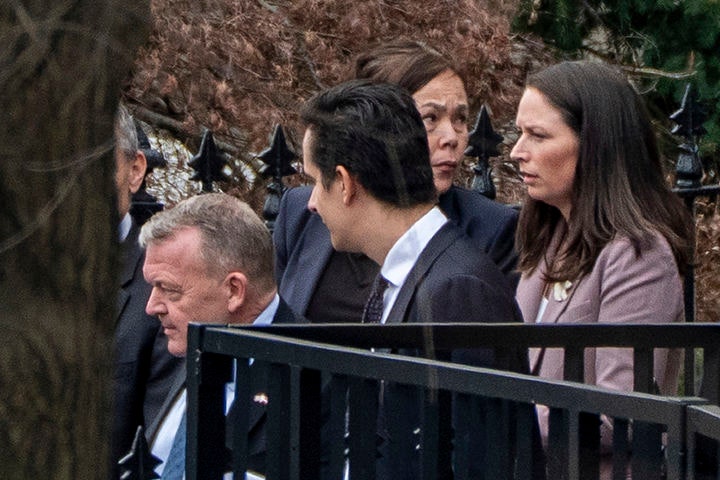 [워싱턴=AP/뉴시스]라스 뢰케 라스무센 덴마크 외교장관(왼쪽),비비안 모츠펠트 그린란드 외교장관(왼쪽 세번째) 등이 14일 미국 워싱턴DC 백악관에서 JD 밴스 부통령,마코 루비오 국무장관과 회담한 후 떠나고