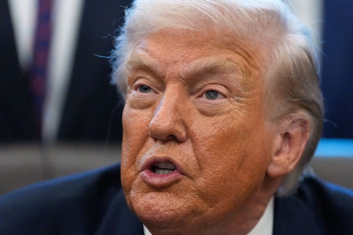 [워싱턴=AP/뉴시스]도널드 트럼프 미국 대통령이 14일(현지 시간) 백악관 집무실에서 발언하고 있다.2026.01.15.