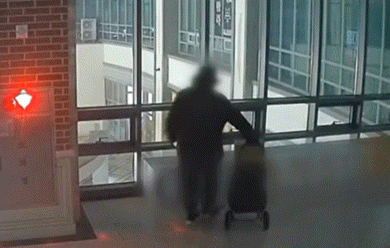 [뉴시스] 새벽 시간대 캐리어를 끌고 나타나 상가 복도에 의문의 액체를 뿌리고 사라지는 남성의 모습이 포착돼 논란이 되고 있다.(사진=JTBC '사건반장' 제보 화면 캡처) *재판매 및 DB금지 *재판매 및 DB 