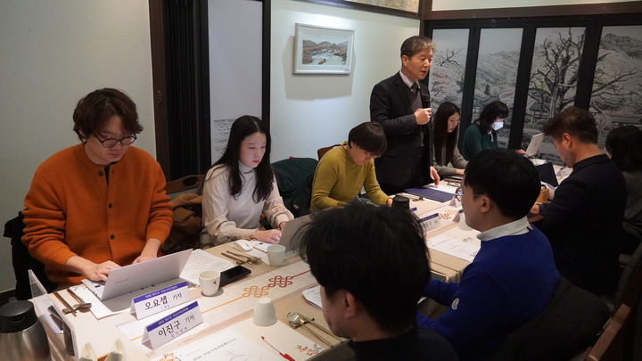 [서울=뉴시스] 15일 서울 종로구 한 식당에서 열린 한국기독교교회협의회(NCCK) 신년기자간담회에 참석한 박승렬 총무(왼쪽에서 네 번째).(사진=한국기독교교회협의회 제공) 2026.01.15 photo@newsi