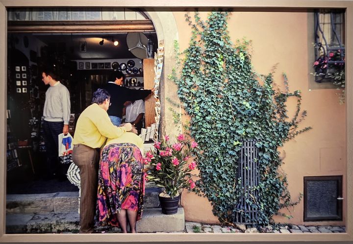 [사진=박현주 미술전문기자] 박용만 사진전.말없이 지나간 뒷모습,치마와 분홍 꽃이 사진에 유머와 온기를 더한다.*재판매 및 DB 금지