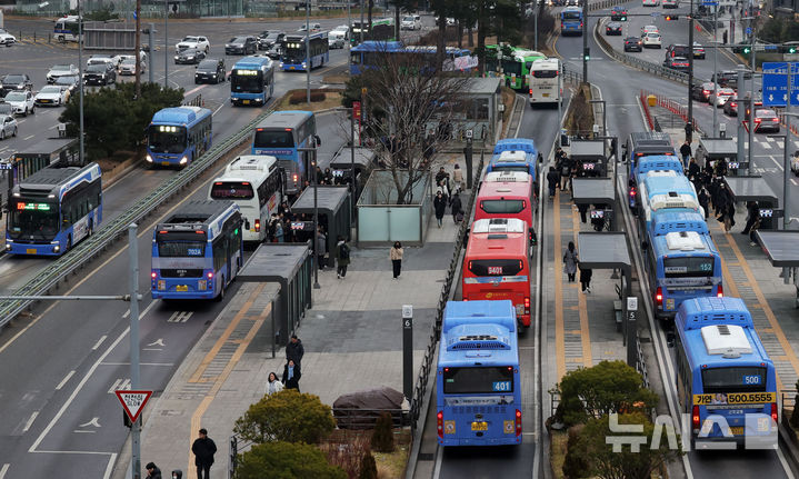 [서울=뉴시스] 홍효식 기자 = 서울 시내버스 노사 간 임금 협상이 타결됨에 따라 정상 운행을 시작한 15일 오전 서울 중구 서울역 버스환승센터에 버스들이 운행하고 있다.2025.01.15.yesphoto@new