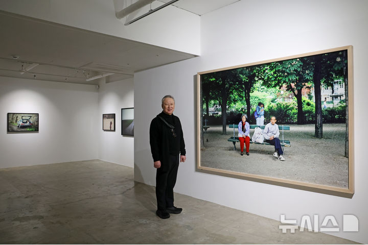 [서울=뉴시스] 박진희 기자 = 박용만(같이 걷는 길 이사장) 사진작가가 15일 서울 중구 피크닉에서 사진전 'HUMAN MOMENT' 기자간담회를 갖고 전시 작품을 소개하고 있다.2026.01.15.pak713