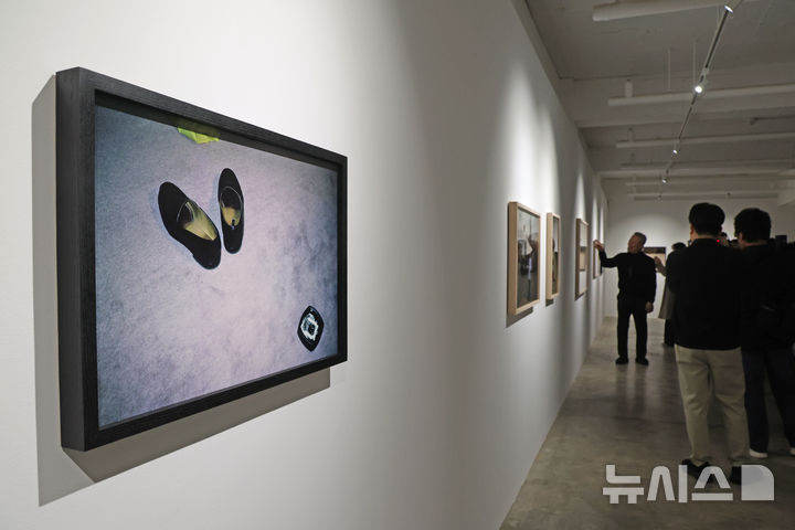 [서울=뉴시스] 박진희 기자 = 박용만(같이 걷는 길 이사장) 사진작가가 15일 서울 중구 피크닉에서 사진전 'HUMAN MOMENT' 기자간담회를 갖고 전시 작품을 소개하고 있다.2026.01.15.pak713