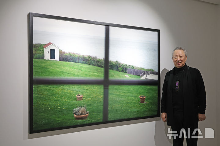 [서울=뉴시스] 박진희 기자 = 박용만(같이 걷는 길 이사장) 사진작가가 15일 서울 중구 피크닉에서 사진전 'HUMAN MOMENT' 기자간담회를 갖고 전시 작품을 소개하고 있다.2026.01.15.pak713