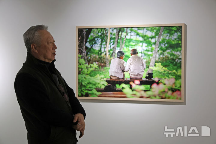 [서울=뉴시스] 박진희 기자 = 박용만(같이 걷는 길 이사장) 사진작가가 15일 서울 중구 피크닉에서 사진전 'HUMAN MOMENT' 기자간담회를 갖고 전시 작품을 소개하고 있다.2026.01.15.pak713