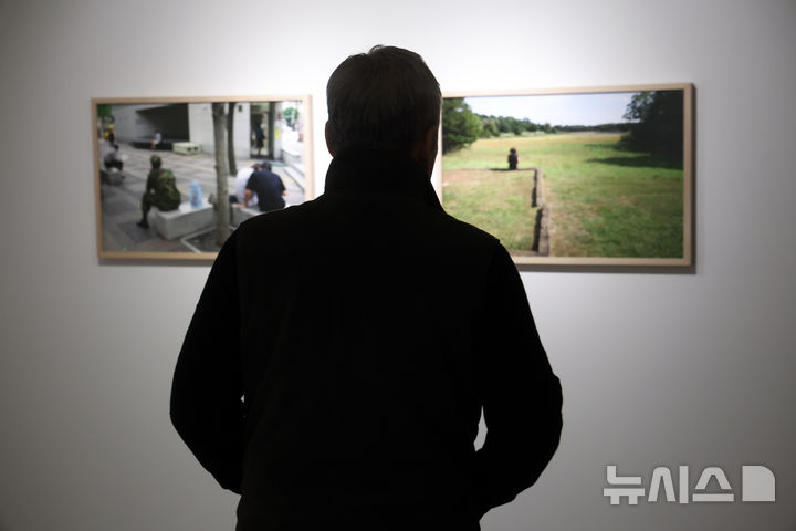 [서울=뉴시스] 박진희 기자 = 박용만(같이 걷는 길 이사장) 사진작가가 15일 서울 중구 피크닉에서 사진전 'HUMAN MOMENT' 기자간담회를 갖고 전시 작품을 소개하고 있다.2026.01.15.pak713