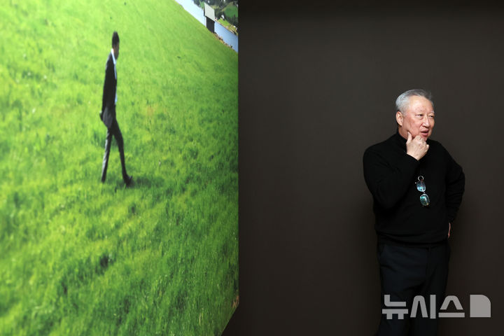 [서울=뉴시스] 박진희 기자 = 박용만(같이 걷는 길 이사장) 사진작가가 15일 서울 중구 피크닉에서 사진전 'HUMAN MOMENT' 기자간담회를 갖고 전시 작품을 소개하고 있다.2026.01.15.pak713