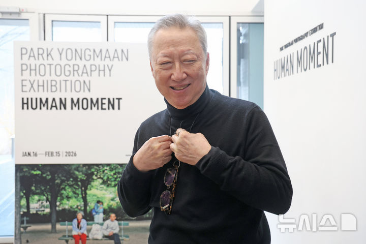 [서울=뉴시스] 박진희 기자 = 박용만(같이 걷는 길 이사장) 사진작가가 15일 서울 중구 피크닉에서 사진전 'HUMAN MOMENT' 기자간담회를 갖고 전시 작품을 소개하고 있다.2026.01.15.pak713