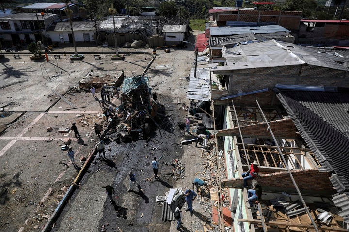 [엘 카르멜로=AP/뉴시스] 지난해 9월15일(현지 시간) 콜롬비아 엘 카르멜로에서 주민들이 전날 공격받은 경찰서 잔해 주변에 모여 있다. 이번 공격으로 경찰서 건물이 심하게 파괴