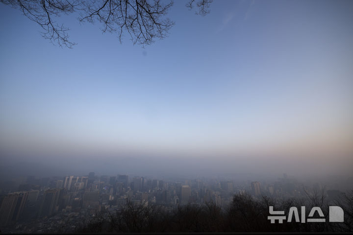 [서울=뉴시스] 정병혁 기자 = 많은 눈이 내린다는 절기인 대설인 7일 서울 중구 남산에서 바라본 도심이 안개에 갇혀 있다.2025.12.07.
