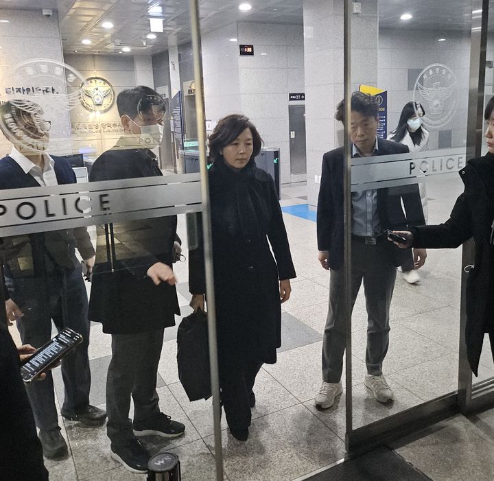 [서울=뉴시스] 조수원 기자 = 지난 2022년 지방선거를 앞두고 강선우 무소속 의원에게 공천헌금 1억원을 건넸다가 돌려받은 혐의를 받는 김경 서울시의원이 경찰 조사를 마치고 청사