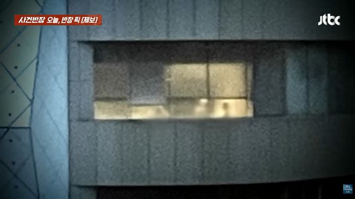 [뉴시스] 서울 도심의 한 호텔 사우나 내부가 유리창을 통해 외부에 그대로 노출된 모습이 포착되며 온라인에서 논란이 일고 있다.(사진=JTBC '사건반장') *재판매 및 DB금지 *재판매 및 DB 금지