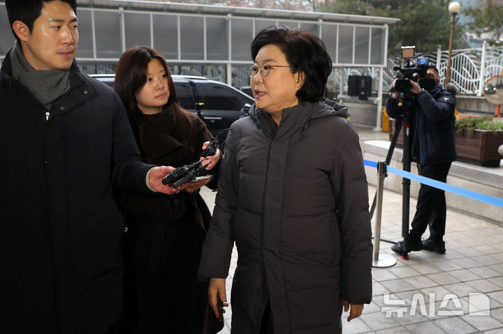 [서울=뉴시스] 홍효식 기자 = 이혜훈 기획예산처 장관 후보자가 16일 오전 서울 중구 예금보험공사에 마련된 인사청문회 준비 사무실로 출근하며 취재진 질문에 답하고 있다.2026.01.16.yesphoto@new