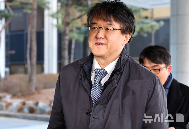 [서울=뉴시스] 최진석 기자 = 통일교와 신천지의 정교유착 의혹을 수사하는 검찰·경찰 합동수사본부의 본부장을 맡은 김태훈 합수본부장이 8일 서울 서초구 서울고검으로 출근하고 있다.2026.01.08.myjs@ne