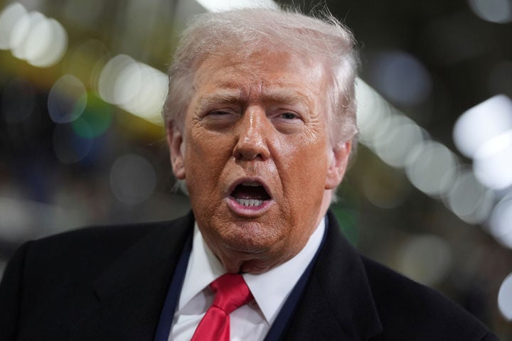 [디어본=AP/뉴시스] 도널드 트럼프 미국 대통령의 재집권 1년은 '강한 대통령'을 전면에 내세운 경제 정책의 시험대였다.사진은 도널드 트럼프 미국 대통령이 13일(현지 시간) 미국 미시간주 디어본의 포드 공장을 