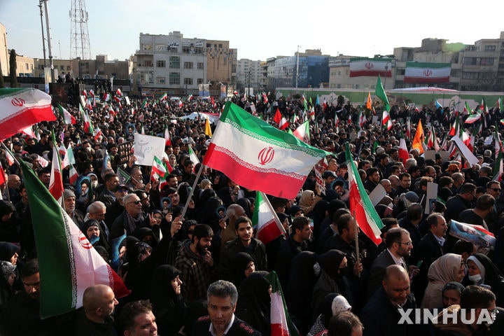 [테헤란=신화/뉴시스] 지난 12일(현지 시간) 이란 테헤란에서 시민들이 정부 지지 집회에 참여하고 있다.반정부 시위가 연일 이어지는 가운데 수만 명의 친정부 성향 시민이 당국의 집회 참여 촉구에 따라 전국 각지에
