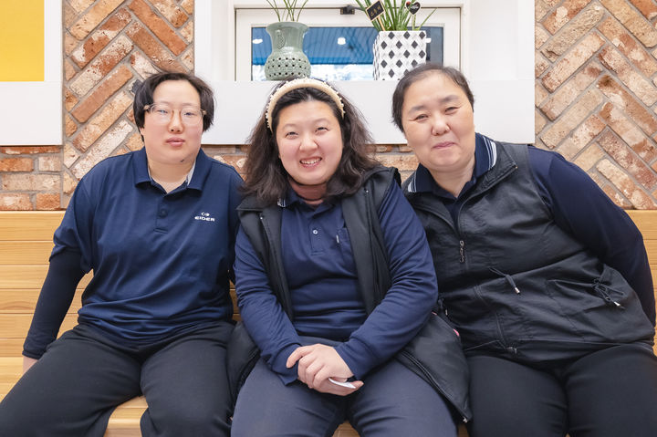 [����=���ý�] �ѱ�����ΰ��߿� ȯ���ȭ������ �ٹ��ϴ� ������(����), ����ȭ(���), �ڻ��(������)��. (����=�ѱ�����ΰ��߿� ����) 2026.01.16. photo@newsis.com *���Ǹ� �� DB ����