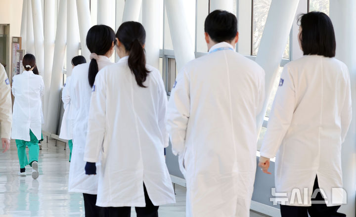 [서울=뉴시스] 홍효식 기자 = 서울 시내 한 대학병원에서 의사들이 이동하고 있다.2025.12.31.