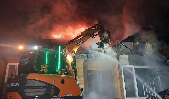 [고성(경남)=뉴시스] 신정철 기자= 19일 오전 1시 5분께 경남 고성군 대가면 척정리 한 단독주택에서 불이나 126.72㎡ 규모의 건물 1채를 태우고 4시간만에 진화됐다.사진은 건물내 샌트위치패널 특성상 진화에 