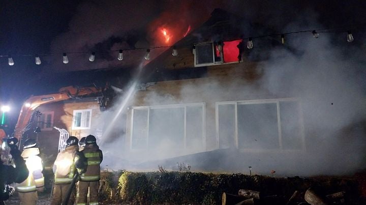 [고성(경남)=뉴시스] 신정철 기자= 19일 오전 1시 5분께 경남 고성군 대가면 척정리 한 단독주택에서 불이나 126.72㎡ 규모의 건물 1채를 태우고 4시간만에 진화됐다.사진은 화재 진화 현장 모습.(사진=경남소