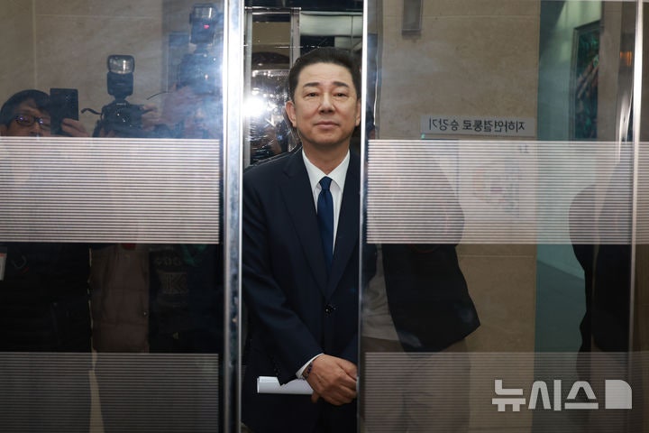 [서울=뉴시스] 고승민 기자 = 김병기 전 더불어민주당 원내대표가 19일 서울 여의도 국회 소통관에서 기자회견을 마친 뒤 엘리베이터에 탑승하고 있다.2026.01.19.