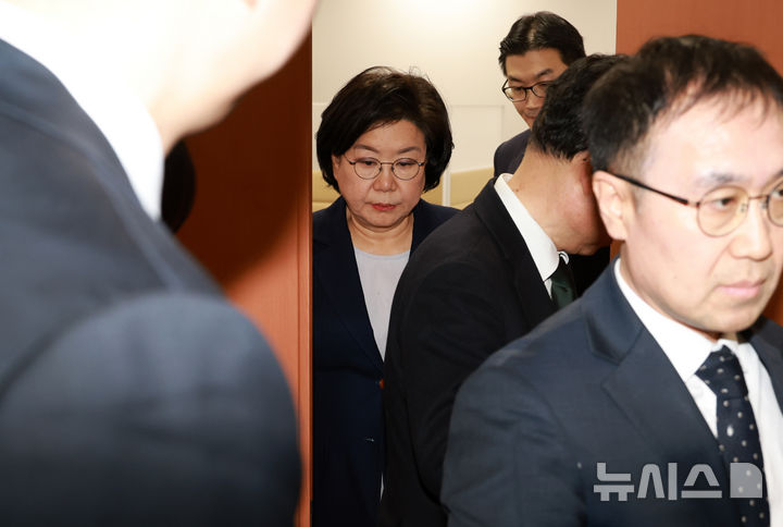 [서울=뉴시스] 고승민 기자 = 이혜훈 기획예산처 장관 후보자가 19일 서울 여의도 국회에서 취재진의 질문을 받으며 이동하고 있다.이날 열린 재정경제기획위원회 전체회의는 이 장관의 청문회 개최 여부를 놓고 여야간 