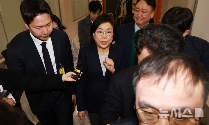 [서울=뉴시스] 고승민 기자 = 이혜훈 기획예산처 장관 후보자가 19일 서울 여의도 국회에서 취재진의 질문을 받으며 이동하고 있다.이날 열린 재정경제기획위원회 전체회의는 이 장관의 청문회 개최 여부를 놓고 여야간 