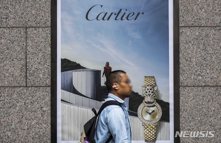 [서울=뉴시스] 정병혁 기자 = 7일 서울시내 한 백화점 앞에서 시민들이 이동하고 있다.프랑스 럭셔리 주얼리·시계 브랜드 까르띠에가 국내에서 올해 첫 가격 인상을 단행했다.인상률은 5% 안팎 수준이다.2024.