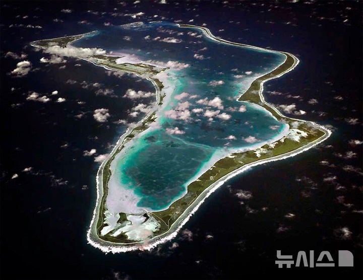 [AP/뉴시스]영국 정부는 20일 도널드 트럼프 미 대통령이 이전에는 지지했던 인도양의 외딴 섬 차고스 제도의 주권 이양을 비난하자 모리셔스에 차고스 제도의 주권을 넘기기로 한 결정을 옹호했다.사진은 미 해군이 공