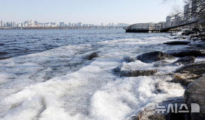 [서울=뉴시스] 김혜진 기자 = 서울 최저기온이 -12도를 기록하며 한파특보가 발효된 지난 2일 서울 영등포구 여의도 한강변에 얼음이 얼어있다.2026.01.02.
