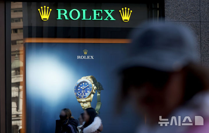 [서울=뉴시스] 김선웅 기자 = 서울 시내 백화점 롤렉스 매장.2026.01.02.