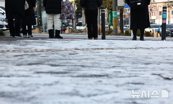 [서울=뉴시스] 황준선 기자 = 지난 19일 오전 서울 중구 거리에서 시민들이 눈 쌓인 보행로를 지나고 있다.기상청은 이번주 시베리아에서 밀려온 찬 공기가 한반도를 덮쳐 내륙 지역을 중심으로 영하 10도 안팎의 강