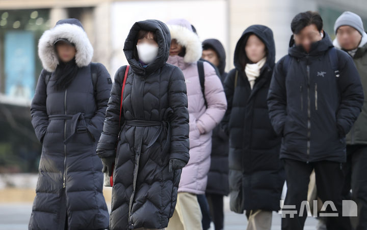 [서울=뉴시스] 김근수 기자 = 24절기 중 마지막 절기 대한(大寒)인 20일 서울 광화문 세종대로에서 시민들이 추위를 피하며 오가고 있다.2026.01.20.