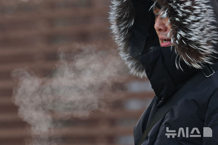 [서울=뉴시스] 권창회 기자 = 서울 날씨가 영하 13도까지 내려가는 등 전국에 강추위가 내려진 20일 오전 서울 송파구 잠실역 인근에서 시민이 출근하며 입김을 내뿜고 있다.2026.01.20.kch0523@ne