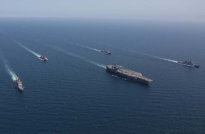 [서울=뉴시스] 미 항공모함 에이브러햄 링컨함 등 항모타격단이 아시아에서 중동으로 이동하고 있다.도널드 트럼프 미 대통령이 여전히 이란에 대한 군사 공격 선택지를 참모들에게 요구하고 있는 것으로 알려졌다.(사진 