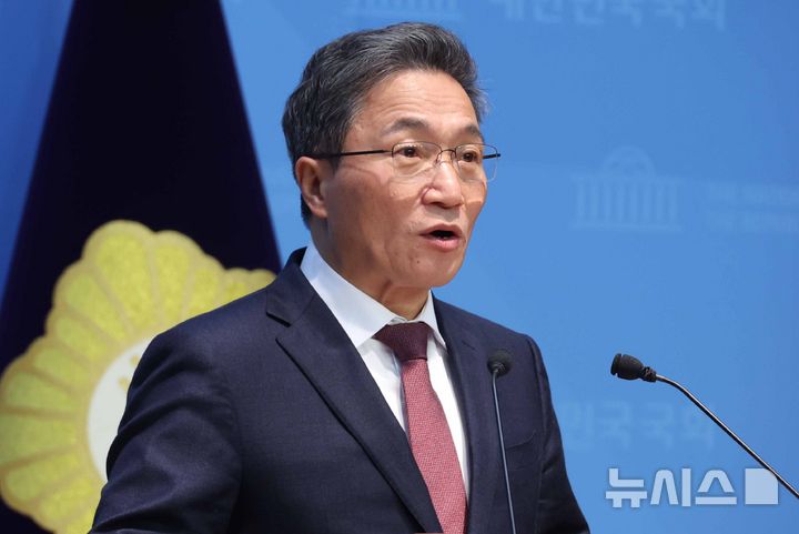 [서울=뉴시스] 조성봉 기자 = 이학재 인천국제공항공사 사장이 20일 오전 서울 여의도 국회 소통관에서 열린 '대통령실의 인천공항공사 불법인사 개입 중단 촉구' 기자회견에서 발언을 하고 있다.2026.01.20.