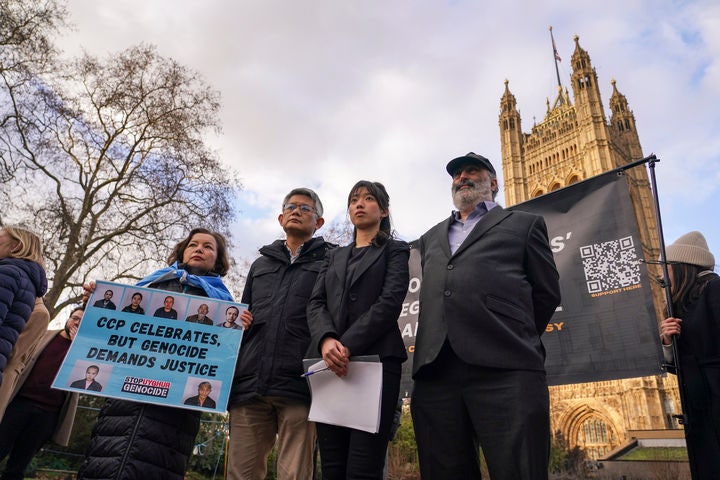 [런던=AP/뉴시스] 20일(현지 시간) 영국 런던 웨스트민스터에 모인 시위자들이 새 중국대사관에 반대하는 현수막을 들고 있다.2026.01.21