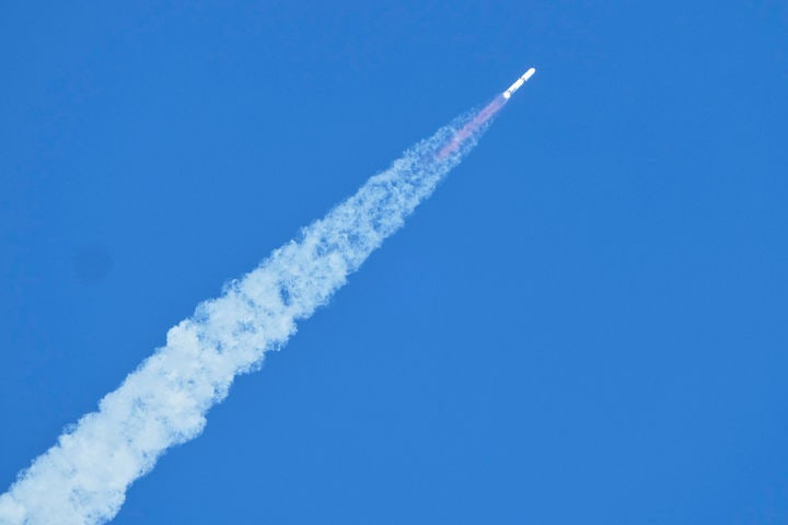 [케이프 커내버럴=AP/뉴시스] 블루오리진의 '뉴 글렌' 로켓이 지난해 11월 미 플로리다주 케이프 커내버럴 우주군 기지 36번 발사대에서 발사되고 있다.아마존 창업자 제프 베이조스가 이끄는 블루오리진이 5000기